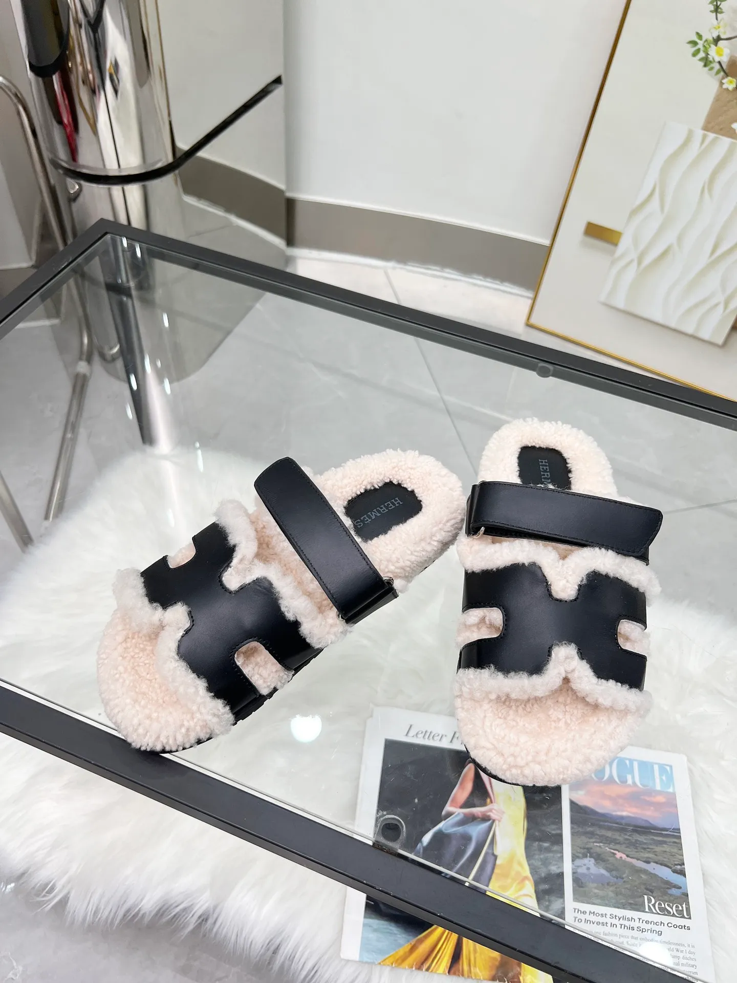 👟👟Ex-factory price 440👟👟 🌸[HERMES] My horse’s classic hot style second uncle🐑wool slippers🆕 are now available. A must-have item for autumn and winter ✅ Versatile and fashionable at home and out on the street 🍀The colors are extremely colorful! Walking Tuscany! TPR non-slip outsole is super light ️ Super comfortable on the feet without any sense of restraint I can’t stop drinking coffee ☕ My second uncle can’t take it off Color: maroon sand color light gray haze blue leather surface black code number: 35-40 (41 customized, non-returnable) Factory ready supply